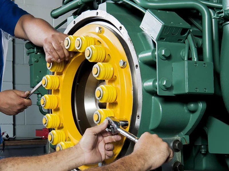 Técnicos realizando manutenção em gerador